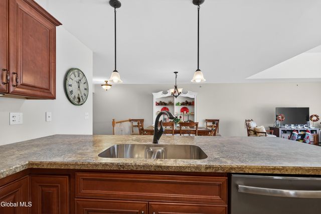 150 Paddock Circle, Rotterdam, NY 12306