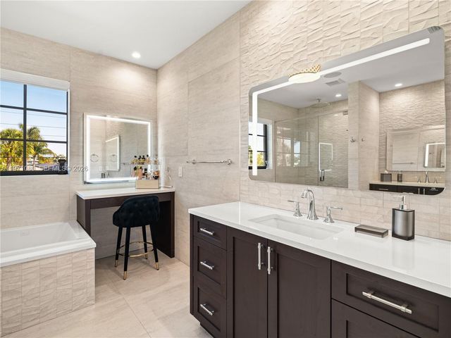 2512 SE 9th St, Pompano Beach, FL 33062