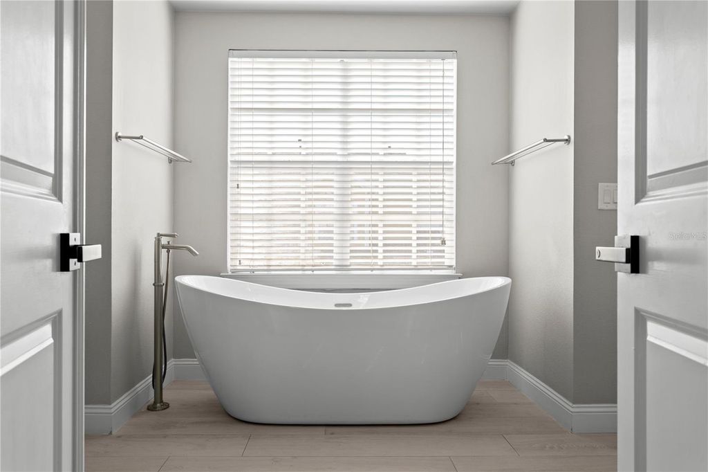 Image 21 of property listing at 305 INNER HARBOUR CIRCLE, Tampa, FL 33602