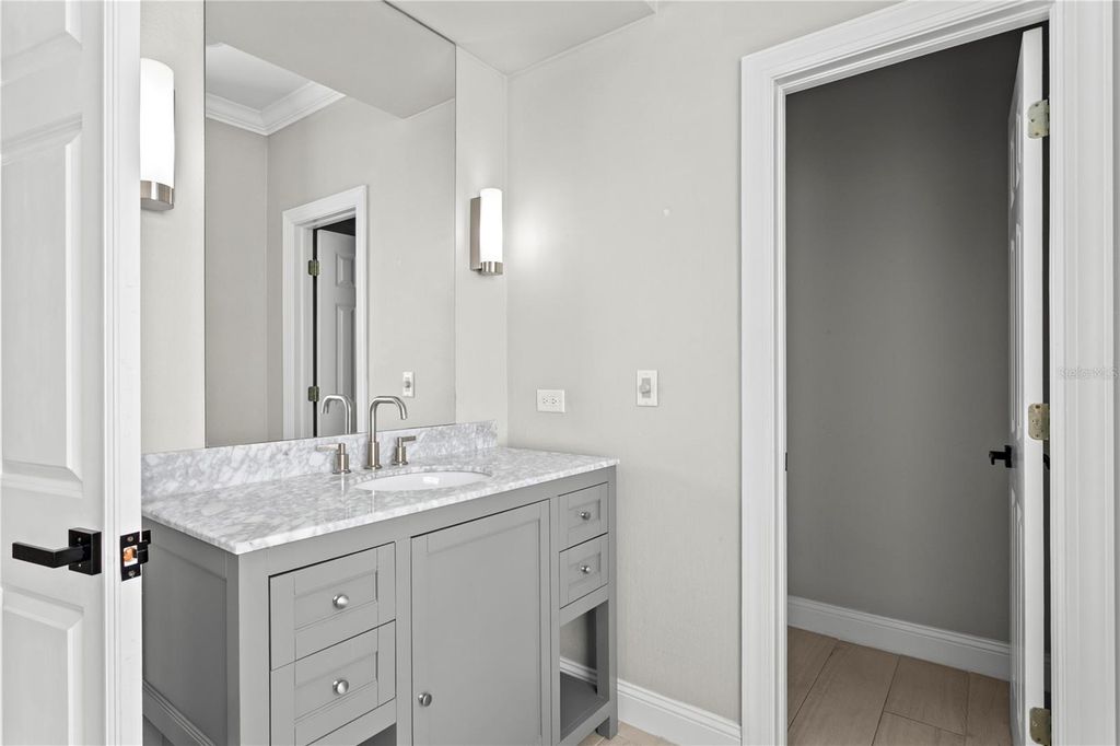 Image 24 of property listing at 305 INNER HARBOUR CIRCLE, Tampa, FL 33602