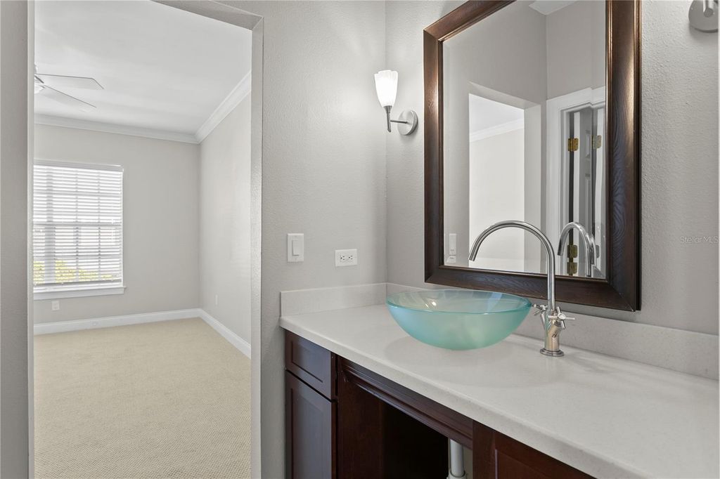 Image 32 of property listing at 305 INNER HARBOUR CIRCLE, Tampa, FL 33602