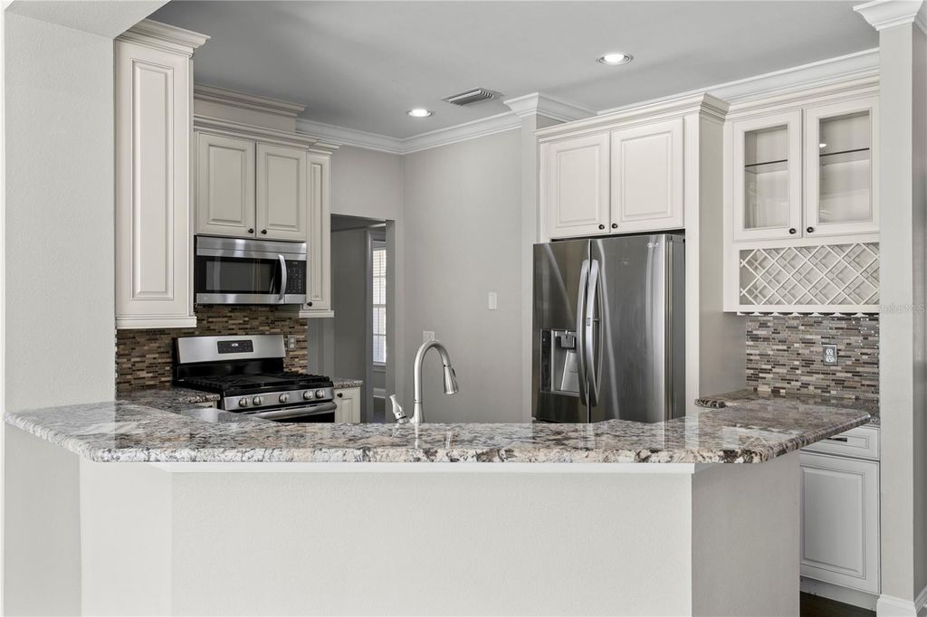 Image 6 of property listing at 305 INNER HARBOUR CIRCLE, Tampa, FL 33602