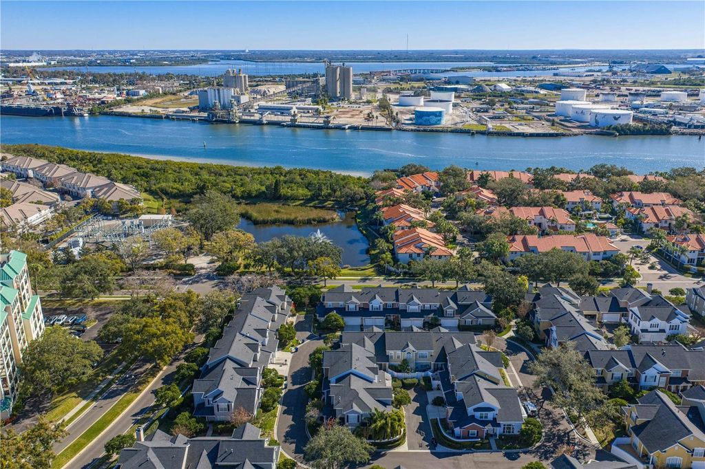 Image 56 of property listing at 305 INNER HARBOUR CIRCLE, Tampa, FL 33602