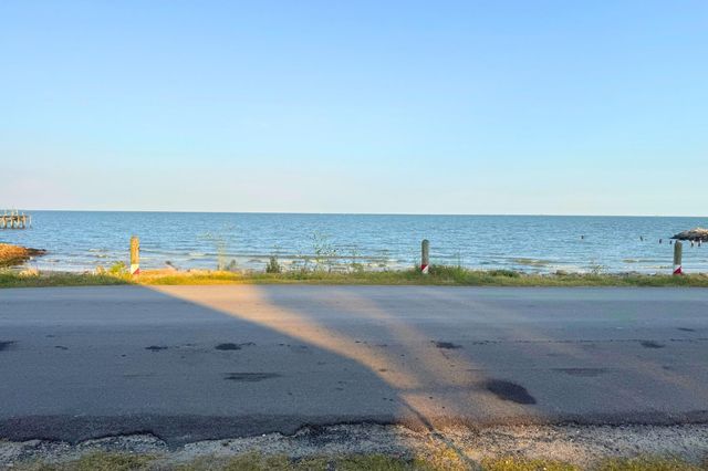 210 1st Street, Dickinson, TX 77539