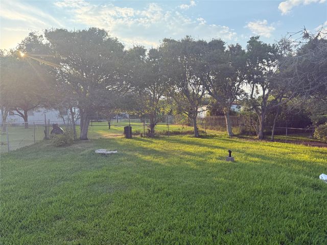 210 1st Street, Dickinson, TX 77539