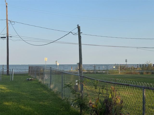 210 1st Street, Dickinson, TX 77539