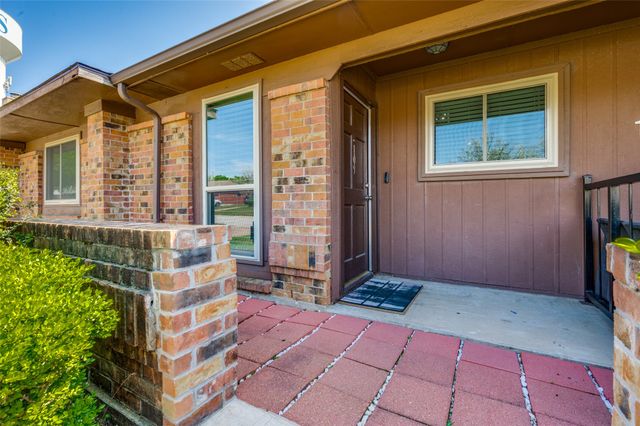 109 Hickory Springs Drive, Euless, TX 76039