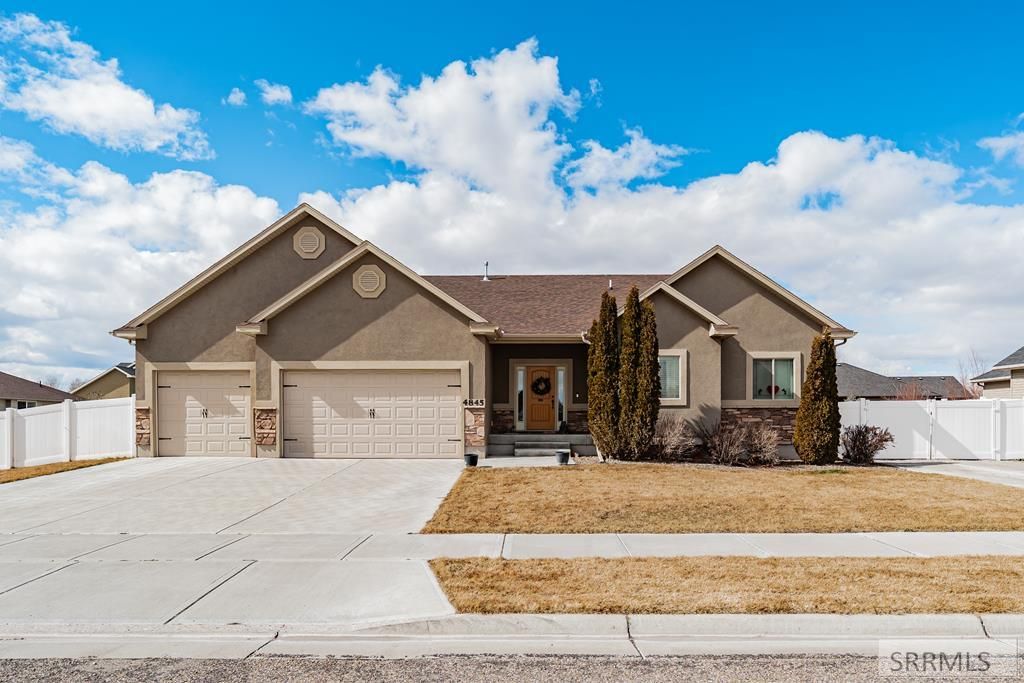 Image 2 of property listing at 4845 Eaglewood Drive, Idaho Falls, ID 83401