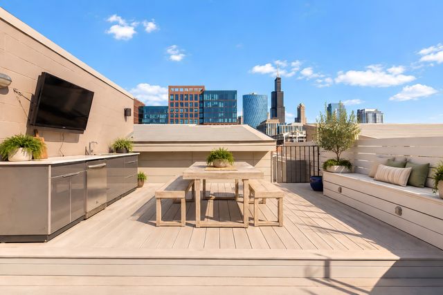 18 N Carpenter Street PHS, Chicago, IL 60607