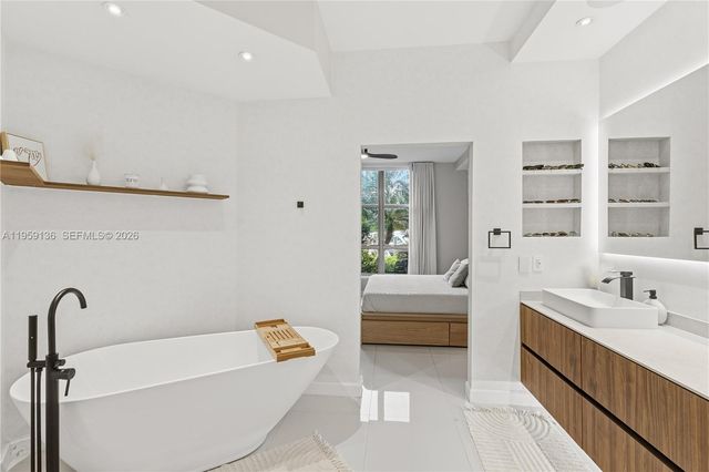 3500 Mystic Pointe Dr 104, Aventura, FL 33180