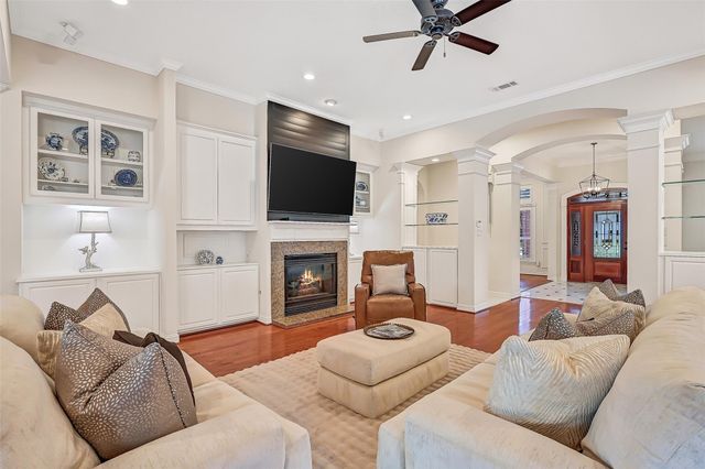 106 Charleston Street, Friendswood, TX 77546