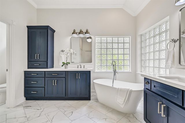 106 Charleston Street, Friendswood, TX 77546