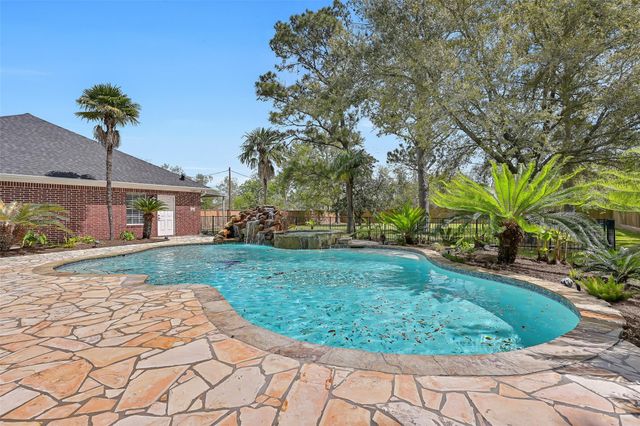 106 Charleston Street, Friendswood, TX 77546