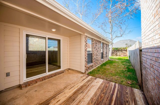 121 Coffee Lane, Lake Jackson, TX 77566