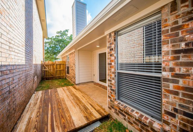 121 Coffee Lane, Lake Jackson, TX 77566