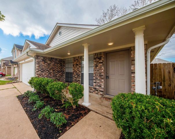 121 Coffee Lane, Lake Jackson, TX 77566