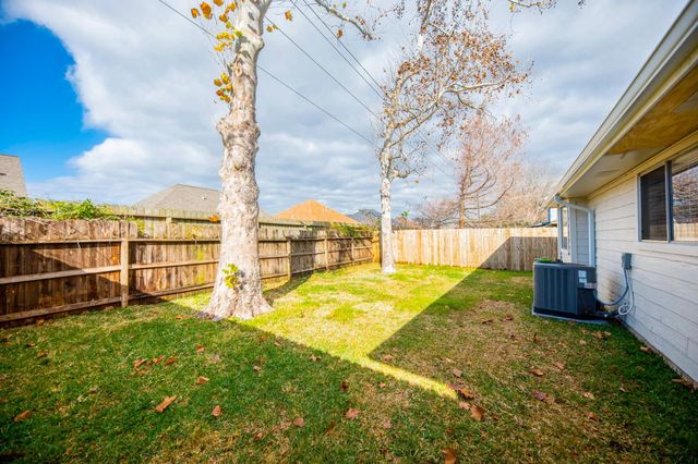 121 Coffee Lane, Lake Jackson, TX 77566