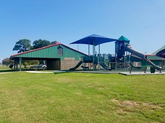 121 Coffee Lane, Lake Jackson, TX 77566