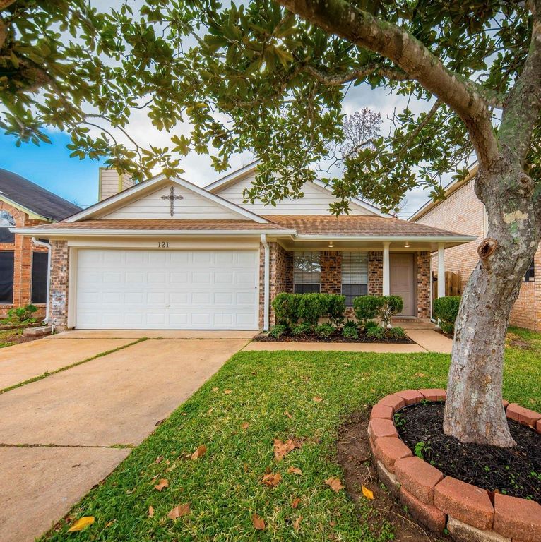 121 Coffee Lane, Lake Jackson, TX 77566