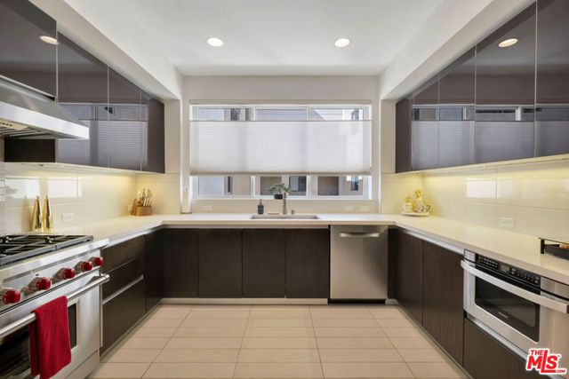 441 S Barrington Avenue 301, Los Angeles, CA 90049