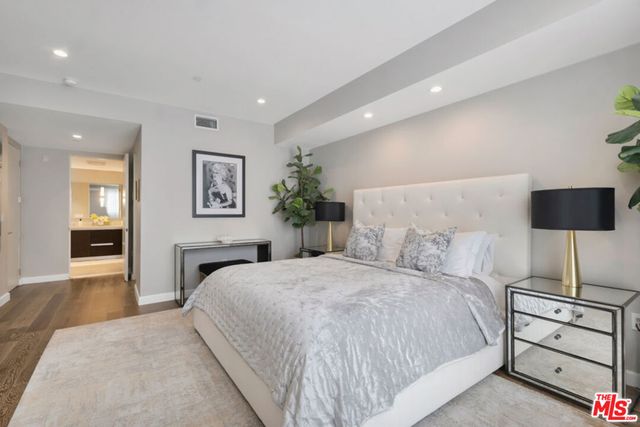 441 S Barrington Avenue 301, Los Angeles, CA 90049