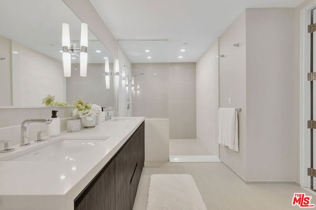 441 S Barrington Avenue 301, Los Angeles, CA 90049