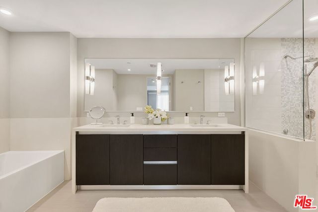441 S Barrington Avenue 301, Los Angeles, CA 90049