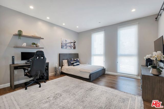 441 S Barrington Avenue 301, Los Angeles, CA 90049