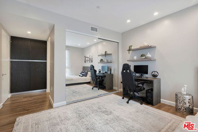 441 S Barrington Avenue 301, Los Angeles, CA 90049