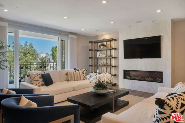 441 S Barrington Avenue 301, Los Angeles, CA 90049