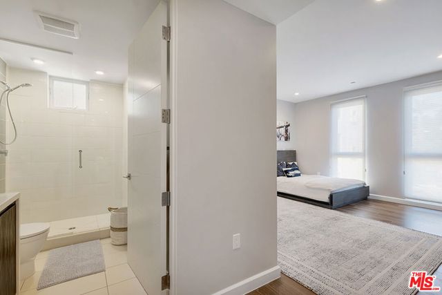 441 S Barrington Avenue 301, Los Angeles, CA 90049