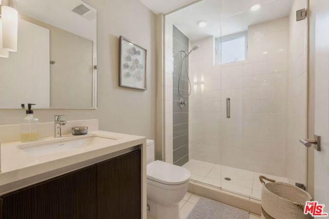 441 S Barrington Avenue 301, Los Angeles, CA 90049