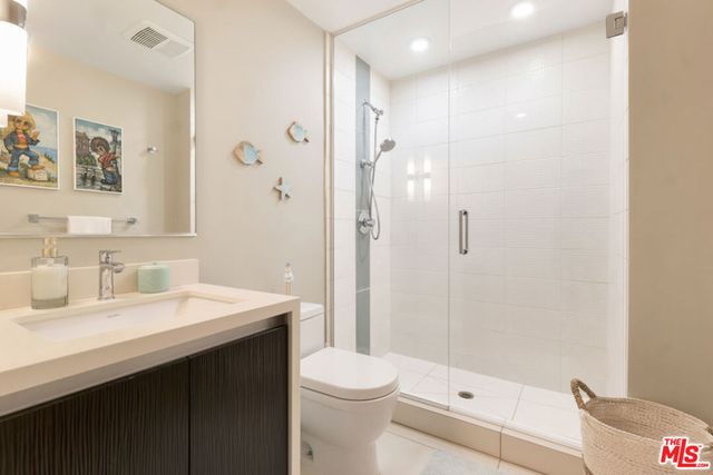 441 S Barrington Avenue 301, Los Angeles, CA 90049