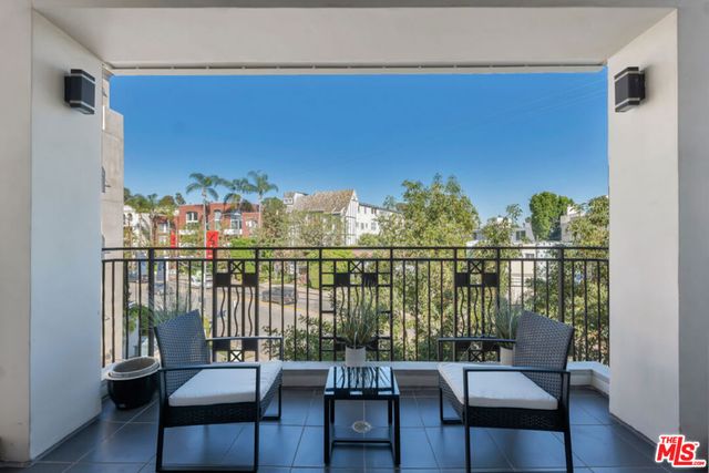 441 S Barrington Avenue 301, Los Angeles, CA 90049