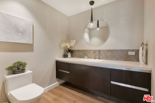 441 S Barrington Avenue 301, Los Angeles, CA 90049