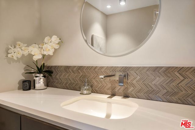 441 S Barrington Avenue 301, Los Angeles, CA 90049