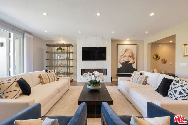 441 S Barrington Avenue 301, Los Angeles, CA 90049
