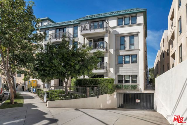 441 S Barrington Avenue 301, Los Angeles, CA 90049
