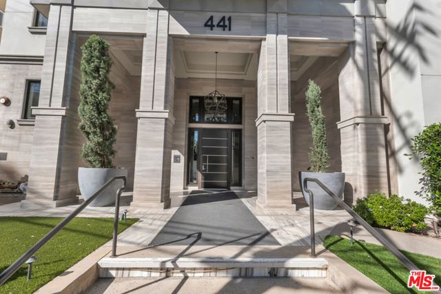441 S Barrington Avenue 301, Los Angeles, CA 90049