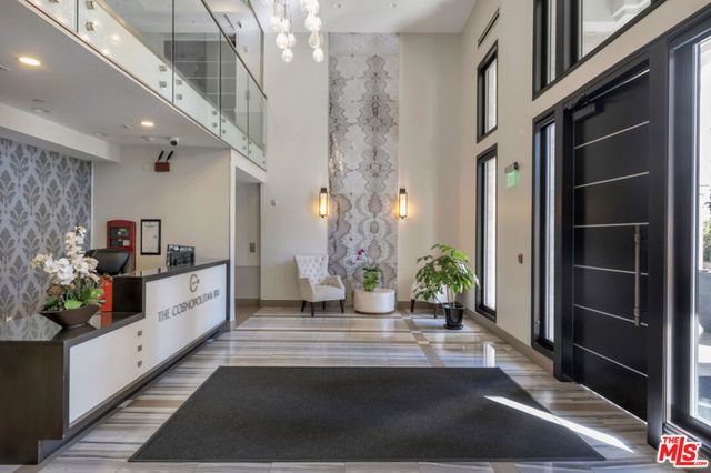 441 S Barrington Avenue 301, Los Angeles, CA 90049