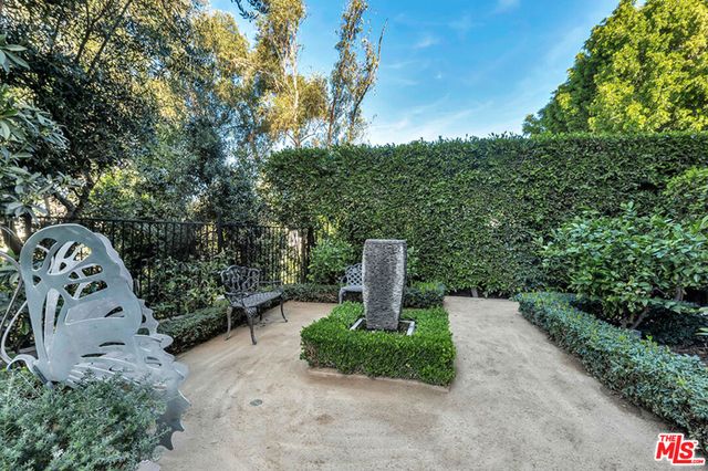 441 S Barrington Avenue 301, Los Angeles, CA 90049