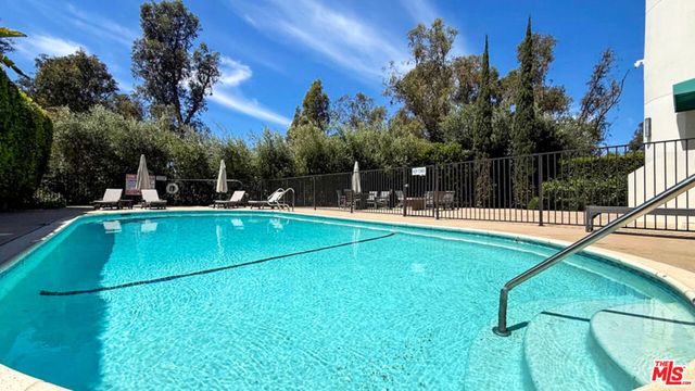 441 S Barrington Avenue 301, Los Angeles, CA 90049