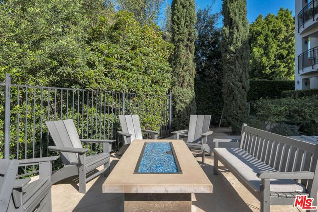 441 S Barrington Avenue 301, Los Angeles, CA 90049