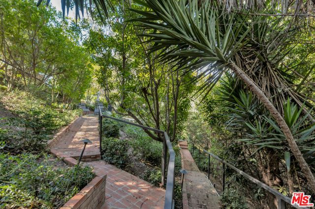 441 S Barrington Avenue 301, Los Angeles, CA 90049