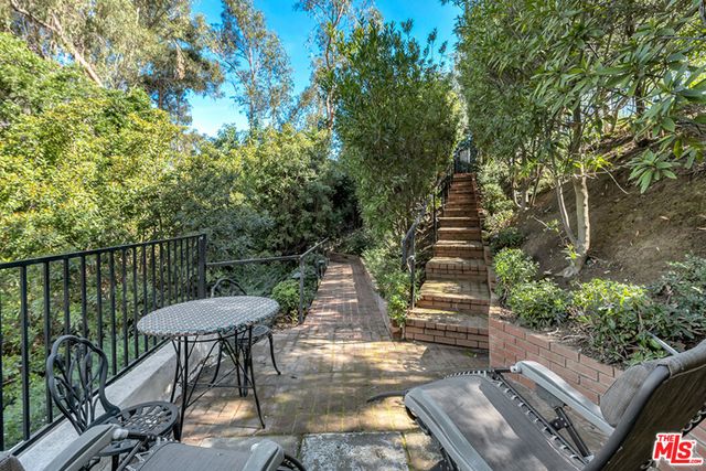 441 S Barrington Avenue 301, Los Angeles, CA 90049