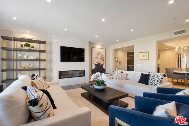 441 S Barrington Avenue 301, Los Angeles, CA 90049