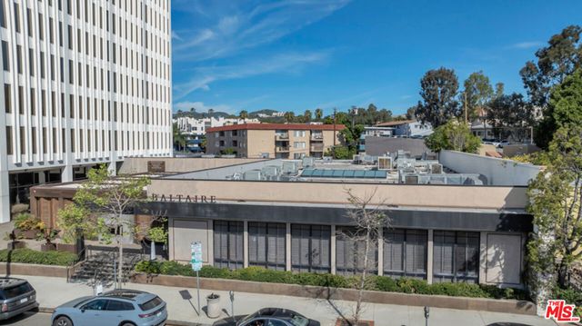 441 S Barrington Avenue 301, Los Angeles, CA 90049