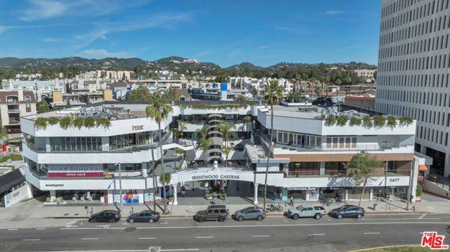 441 S Barrington Avenue 301, Los Angeles, CA 90049