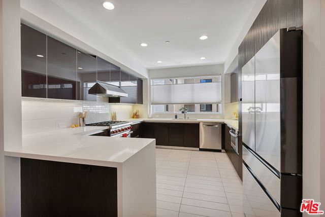 441 S Barrington Avenue 301, Los Angeles, CA 90049