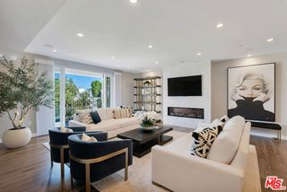 441 S Barrington Avenue 301, Los Angeles, CA 90049